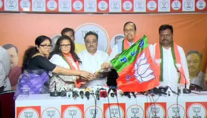 షాకింగ్: టీఎంసీకి భారీ ఎదురుదెబ్బ - ముగ్గురు మాజీ ఎంపీలు బీజేపీలో చేరిక! షాకింగ్: టీఎంసీకి భారీ ఎదురుదెబ్బ - ముగ్గురు మాజీ ఎంపీలు బీజేపీలో చేరిక!
