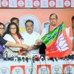 షాకింగ్: టీఎంసీకి భారీ ఎదురుదెబ్బ - ముగ్గురు మాజీ ఎంపీలు బీజేపీలో చేరిక! షాకింగ్: టీఎంసీకి భారీ ఎదురుదెబ్బ - ముగ్గురు మాజీ ఎంపీలు బీజేపీలో చేరిక!