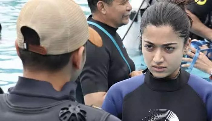 రష్మిక మందన్న షాకింగ్ రికార్డ్.. ‘మైసా’ కోసం అండర్ వాటర్ ఫైట్ చేసిన తొలి హీరోయిన్! రష్మిక మందన్న షాకింగ్ రికార్డ్.. ‘మైసా’ కోసం అండర్ వాటర్ ఫైట్ చేసిన తొలి హీరోయిన్!