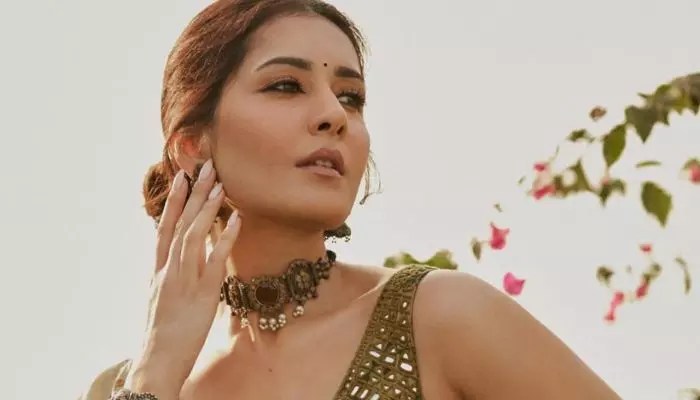 Raashi Khanna Injured, Still Filming: Unwavering Dedication Praised Raashi Khanna Injured, Still Filming: Unwavering Dedication Praised