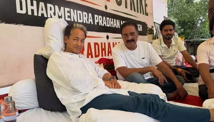 సోనమ్ వాంగ్చుక్ దీక్షకు ప్రకాష్ రాజ్ మద్దతు: దేశ భవిష్యత్తు కోసం పోరాటం! సోనమ్ వాంగ్చుక్ దీక్షకు ప్రకాష్ రాజ్ మద్దతు: దేశ భవిష్యత్తు కోసం పోరాటం!