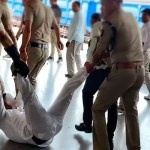 ఆగ్రాలో షాకింగ్ ఘటన: అధికారిని ఈడ్చుకెళ్లిన ఆర్పీఎఫ్ సిబ్బంది.. వీడియో వైరల్! ఆగ్రాలో షాకింగ్ ఘటన: అధికారిని ఈడ్చుకెళ్లిన ఆర్పీఎఫ్ సిబ్బంది.. వీడియో వైరల్!