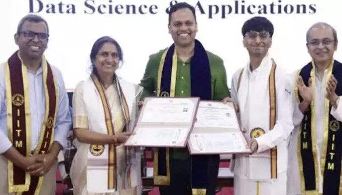 వయసు కాదు, ఆసక్తే ముఖ్యం: ఐఐటీ మద్రాస్లో తల్లీకొడుకుల అరుదైన ఘట్టం వయసు కాదు, ఆసక్తే ముఖ్యం: ఐఐటీ మద్రాస్లో తల్లీకొడుకుల అరుదైన ఘట్టం