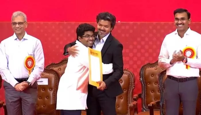 సీఎం విజయ్ని ఆలింగనం చేసుకున్న అభిమాని: వైరల్ వీడియో వెనుక అసలు కథ! సీఎం విజయ్ని ఆలింగనం చేసుకున్న అభిమాని: వైరల్ వీడియో వెనుక అసలు కథ!