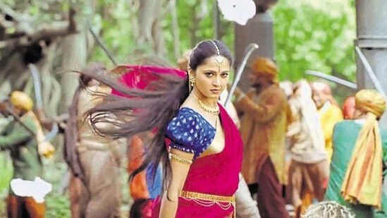 అనుష్క ఎథెరియల్ బ్యూటీ అన్న రాజమౌళి.. అవును ఆమె కళ్లలో ఏదో ఉందని ప్రభాస్ కామెంట్..బాహుబలి టీమ్ రీ యూనియన్.. వీడియో వైరల్ అనుష్క ఎథెరియల్ బ్యూటీ అన్న రాజమౌళి.. అవును ఆమె కళ్లలో ఏదో ఉందని ప్రభాస్ కామెంట్..బాహుబలి టీమ్ రీ యూనియన్.. వీడియో వైరల్