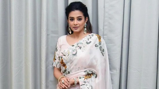 హీరోల కంటే తక్కువ రెమ్యునరేషన్-ప్రియమణి సంచలన వ్యాఖ్యలు-మార్కెట్ వాల్యూ బట్టి డిమాండ్ చేస్తా-నార్త్లో టైమ్కు రారు హీరోల కంటే తక్కువ రెమ్యునరేషన్-ప్రియమణి సంచలన వ్యాఖ్యలు-మార్కెట్ వాల్యూ బట్టి డిమాండ్ చేస్తా-నార్త్లో టైమ్కు రారు