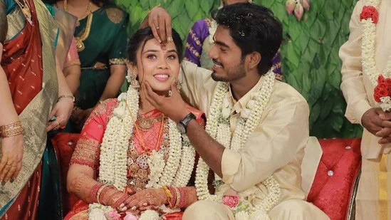 పెళ్లి చేసుకున్న తమిళ బ్లాక్బస్టర్ మూవీ డైరెక్టర్.. ప్రేమించిన అమ్మాయి మెడలోనే మూడు ముళ్లు.. ఫొటోలు వైరల్ పెళ్లి చేసుకున్న తమిళ బ్లాక్బస్టర్ మూవీ డైరెక్టర్.. ప్రేమించిన అమ్మాయి మెడలోనే మూడు ముళ్లు.. ఫొటోలు వైరల్