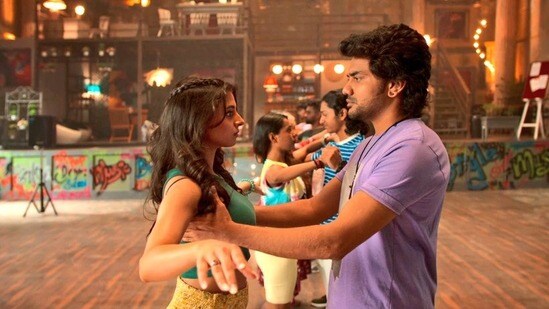 ముద్దు పెట్టుకోవడం చూసి ఆ జంట భవిష్యత్తు చెప్పే యువకుడు.. ఓటీటీలోకి తమిళ బ్లాక్బస్టర్ రొమాంటిక్ కామెడీ ముద్దు పెట్టుకోవడం చూసి ఆ జంట భవిష్యత్తు చెప్పే యువకుడు.. ఓటీటీలోకి తమిళ బ్లాక్బస్టర్ రొమాంటిక్ కామెడీ