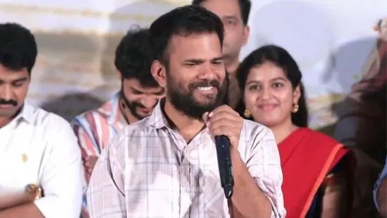 చిన్నప్పుడు మా ఇంట్లో టీవీ లేకుంటే మరొకరి ఇంటి కిటికీలో నుంచి సినిమాలు చూసేవాళ్లం.. డైరెక్టర్ సాయిలు కంపాటి కామెంట్స్ చిన్నప్పుడు మా ఇంట్లో టీవీ లేకుంటే మరొకరి ఇంటి కిటికీలో నుంచి సినిమాలు చూసేవాళ్లం.. డైరెక్టర్ సాయిలు కంపాటి కామెంట్స్