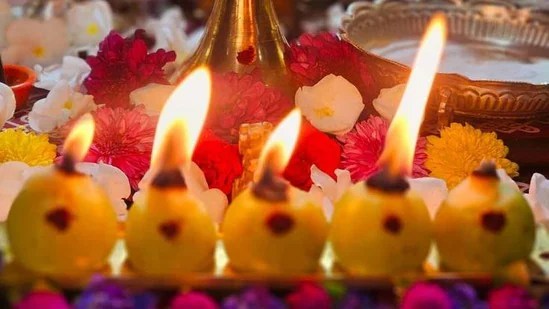 రేపే కార్తీక పౌర్ణమి.. 365 దీపాలు వెలిగించే విధానం, జపించాల్సిన మంత్రాలతో పాటు పూజా విధానాన్ని తెలుసుకోండి! రేపే కార్తీక పౌర్ణమి.. 365 దీపాలు వెలిగించే విధానం, జపించాల్సిన మంత్రాలతో పాటు పూజా విధానాన్ని తెలుసుకోండి!