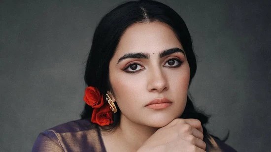 నా పేరు చెప్పి మోసం చేస్తున్నారు.. కాంతార హీరోయిన్ రుక్మిణి వసంత్ వార్నింగ్.. సంచలన పోస్ట్.. ఏమైందంటే? నా పేరు చెప్పి మోసం చేస్తున్నారు.. కాంతార హీరోయిన్ రుక్మిణి వసంత్ వార్నింగ్.. సంచలన పోస్ట్.. ఏమైందంటే?