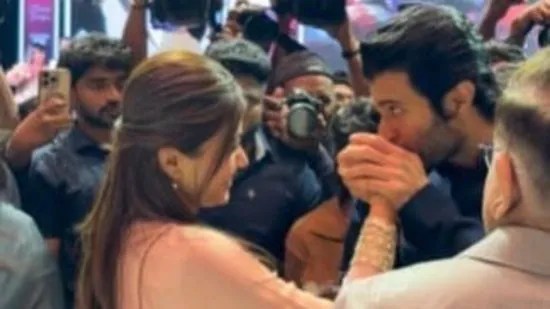 అందరి ముందే కాబోయే భార్య రష్మిక చేతిపై ముద్దు పెట్టిన విజయ్ దేవరకొండ.. సిగ్గు పడ్డ నేషనల్ క్రష్.. వీడియో వైరల్ అందరి ముందే కాబోయే భార్య రష్మిక చేతిపై ముద్దు పెట్టిన విజయ్ దేవరకొండ.. సిగ్గు పడ్డ నేషనల్ క్రష్.. వీడియో వైరల్