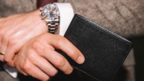 Purse Vastu Tips: వాస్తు శాస్త్రం ప్రకారం పర్సులో ఈ ఐదు వస్తువులను పెట్టండి.. డబ్బుకు లోటు ఉండదు, అదృష్టం కూడా ఉంటుంది! Purse Vastu Tips: వాస్తు శాస్త్రం ప్రకారం పర్సులో ఈ ఐదు వస్తువులను పెట్టండి.. డబ్బుకు లోటు ఉండదు, అదృష్టం కూడా ఉంటుంది!