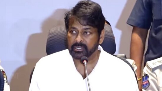 ఒకడు దౌర్జన్యంగా దోచుకున్నాడు-పోలీసులకు చిరంజీవి థ్యాంక్స్-ఇది సూపర్ హిట్ సీన్లా ఉందన్న రాజమౌళి-ఐబొమ్మ క్లోజ్పై హర్షం ఒకడు దౌర్జన్యంగా దోచుకున్నాడు-పోలీసులకు చిరంజీవి థ్యాంక్స్-ఇది సూపర్ హిట్ సీన్లా ఉందన్న రాజమౌళి-ఐబొమ్మ క్లోజ్పై హర్షం