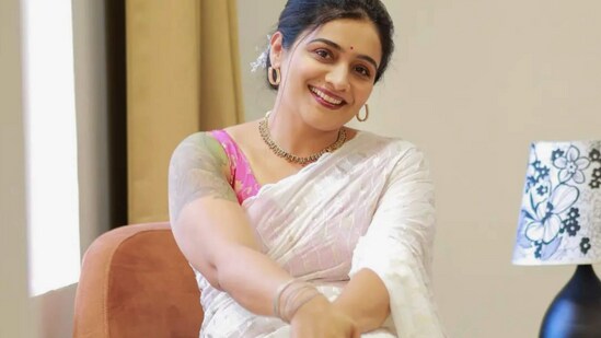 తెలుగు సినిమాతో డెబ్యూ-మలయాళంలో పాపులర్-43 ఏళ్లకు మూడోసారి విడాకులు-ప్రశాంతంగా ఉన్నానని నటి సంచలన పోస్ట్ తెలుగు సినిమాతో డెబ్యూ-మలయాళంలో పాపులర్-43 ఏళ్లకు మూడోసారి విడాకులు-ప్రశాంతంగా ఉన్నానని నటి సంచలన పోస్ట్
