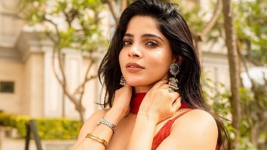 నన్ను చిలకా అంటావా అంటూ డైరెక్టర్పై మండిపడిన నటి.. హీరో సుడిగాలి సుధీర్ సైలెంట్గా ఉండటం బాధ కలిగించిందంటూ.. నన్ను చిలకా అంటావా అంటూ డైరెక్టర్పై మండిపడిన నటి.. హీరో సుడిగాలి సుధీర్ సైలెంట్గా ఉండటం బాధ కలిగించిందంటూ..