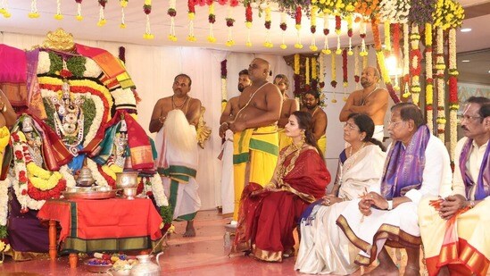 డోకిపర్రు మహాక్షేత్రంలో కన్నుల పండుగగా శ్రీ శ్రీనివాస కళ్యాణం.. భారీ సంఖ్యలో తరలి వచ్చిన భక్తులు! డోకిపర్రు మహాక్షేత్రంలో కన్నుల పండుగగా శ్రీ శ్రీనివాస కళ్యాణం.. భారీ సంఖ్యలో తరలి వచ్చిన భక్తులు!