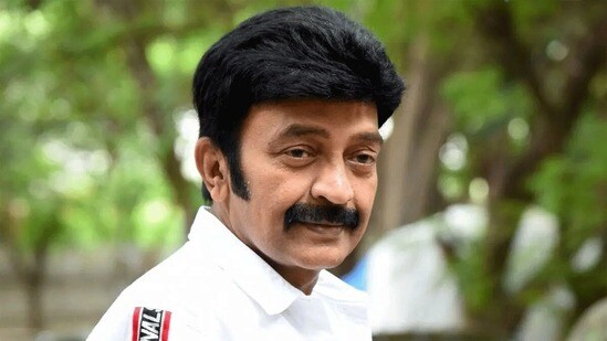 షూటింగ్లో తీవ్రంగా గాయపడ్డ యాంగ్రీ స్టార్ రాజశేఖర్.. 3 గంటల పాటు సర్జరీ.. అసలేమైందంటే? షూటింగ్లో తీవ్రంగా గాయపడ్డ యాంగ్రీ స్టార్ రాజశేఖర్.. 3 గంటల పాటు సర్జరీ.. అసలేమైందంటే?