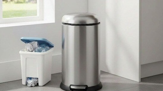 Dustbin Vastu: వాస్తు ప్రకారం డస్ట్ బిన్ ఏ దిశలో ఉండాలి? పొరపాటున కూడా ఈ తప్పులు చెయ్యకండి! Dustbin Vastu: వాస్తు ప్రకారం డస్ట్ బిన్ ఏ దిశలో ఉండాలి? పొరపాటున కూడా ఈ తప్పులు చెయ్యకండి!