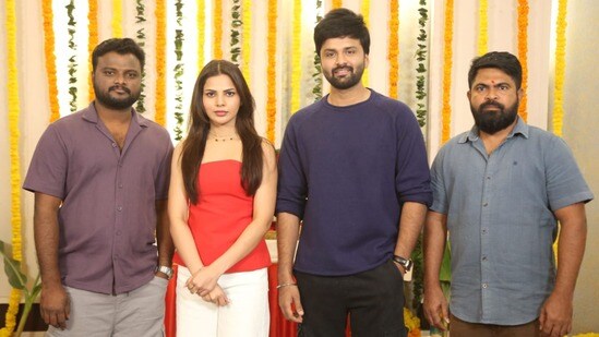 చైల్డ్ ఆర్టిస్ట్ అభినవ్ మణికంఠ సంచలనం! 'బొమ్మ హిట్' తో హీరోగా ఎంట్రీ, ఘనంగా ప్రారంభం. చైల్డ్ ఆర్టిస్ట్ అభినవ్ మణికంఠ సంచలనం! 'బొమ్మ హిట్' తో హీరోగా ఎంట్రీ, ఘనంగా ప్రారంభం.