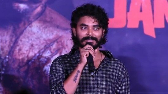 రౌడీ జనార్ధనపై రవి కిరణ్ కోలా ఆసక్తికర వ్యాఖ్యలు: విజయ్ దేవరకొండ ఆ పాత్రలో ఎలా లీనమయ్యాడో తెలుసా? రౌడీ జనార్ధనపై రవి కిరణ్ కోలా ఆసక్తికర వ్యాఖ్యలు: విజయ్ దేవరకొండ ఆ పాత్రలో ఎలా లీనమయ్యాడో తెలుసా?