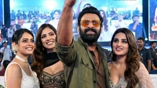 ఆర్జీవీ సంచలనం: శివాజీ అసభ్య వ్యాఖ్యలను లెక్కచేయని రాజా సాబ్ హీరోయిన్లు! ఆర్జీవీ సంచలనం: శివాజీ అసభ్య వ్యాఖ్యలను లెక్కచేయని రాజా సాబ్ హీరోయిన్లు!