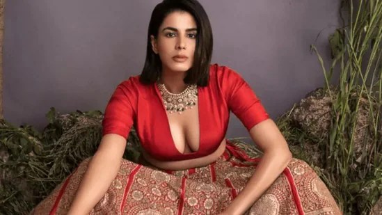 ఐదేళ్ల విడాకుల తర్వాత కీర్తి కుల్హారి ప్రేమ ప్రకటన: బోల్డ్ ఓటీటీ బ్యూటీ కొత్త బంధం! ఐదేళ్ల విడాకుల తర్వాత కీర్తి కుల్హారి ప్రేమ ప్రకటన: బోల్డ్ ఓటీటీ బ్యూటీ కొత్త బంధం!