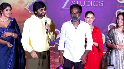 మాస్ స్టెప్పులతో డైరెక్టర్ కిర్రాక్.. రవితేజ మూవీ ప్రీ రిలీజ్ ఈవెంట్లో రచ్చ రచ్చ! మాస్ స్టెప్పులతో డైరెక్టర్ కిర్రాక్.. రవితేజ మూవీ ప్రీ రిలీజ్ ఈవెంట్లో రచ్చ రచ్చ!