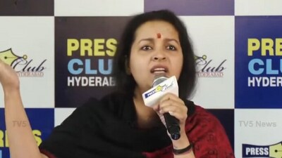 రేణు దేశాయ్ విధ్వంసం! పవన్ కళ్యాణ్, పిల్లల గురించి మాట్లాడితే అంతే అంటోందా? రేణు దేశాయ్ విధ్వంసం! పవన్ కళ్యాణ్, పిల్లల గురించి మాట్లాడితే అంతే అంటోందా?