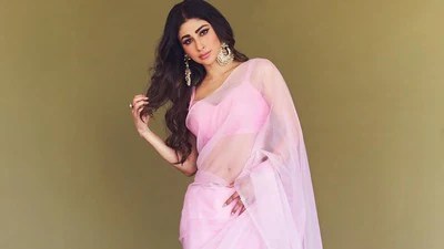 షాకింగ్: నటి మౌనీ రాయ్ కి చేదు అనుభవం! నడుముపై చేయి వేసి అసభ్యంగా ప్రవర్తించారంటూ ఆవేదన! షాకింగ్: నటి మౌనీ రాయ్ కి చేదు అనుభవం! నడుముపై చేయి వేసి అసభ్యంగా ప్రవర్తించారంటూ ఆవేదన!