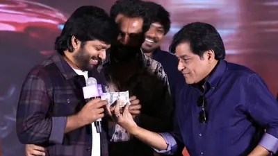 షాకింగ్: డైరెక్టర్ అనిల్ రావిపూడి హీరోగా! డాలర్ ఇచ్చిన అలీ! టాలీవుడ్ లో సెన్సేషన్! షాకింగ్: డైరెక్టర్ అనిల్ రావిపూడి హీరోగా! డాలర్ ఇచ్చిన అలీ! టాలీవుడ్ లో సెన్సేషన్!