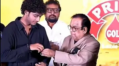 బ్రహ్మానందం మాస్ ట్రీట్: శివాజీ కొడుకుకి స్టేజ్ పైనే దిమ్మతిరిగే షాక్! గోల్డ్ రింగ్ బొనాంజా!! బ్రహ్మానందం మాస్ ట్రీట్: శివాజీ కొడుకుకి స్టేజ్ పైనే దిమ్మతిరిగే షాక్! గోల్డ్ రింగ్ బొనాంజా!!