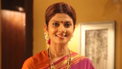 Bollywood Star Varsha Usgaonkar Duped in ₹47 Lakh Investment Scam! Producer Booked Bollywood Star Varsha Usgaonkar Duped in ₹47 Lakh Investment Scam! Producer Booked