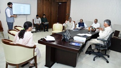 చంద్రబాబు సంచలనం: డ్వాక్రా మహిళలే ఇక బంగారు భవితకు మార్గదర్శకులు! చంద్రబాబు సంచలనం: డ్వాక్రా మహిళలే ఇక బంగారు భవితకు మార్గదర్శకులు!