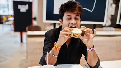 నిమిషాల్లో లాగించేస్తున్నారా? ఐతే మీ ప్రాణానికే ప్రమాదం! డాక్టర్లు షాకింగ్ నిజాలు! నిమిషాల్లో లాగించేస్తున్నారా? ఐతే మీ ప్రాణానికే ప్రమాదం! డాక్టర్లు షాకింగ్ నిజాలు!