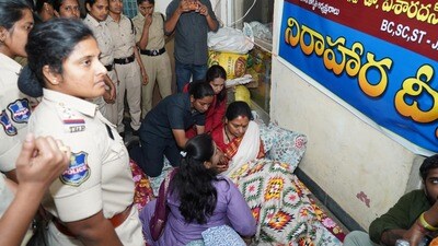 ఖమ్మంలో ఉద్రిక్తత: నిరాహార దీక్ష చేస్తున్న కవితను అరెస్ట్ చేసిన పోలీసులు! ఖమ్మంలో ఉద్రిక్తత: నిరాహార దీక్ష చేస్తున్న కవితను అరెస్ట్ చేసిన పోలీసులు!