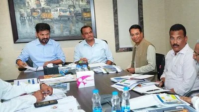 జిల్లాలకు రింగు రోడ్లు, ప్రభుత్వానికి ఈవీల కొనుగోలు: సీఎం రేవంత్ సంచలన నిర్ణయాలు! జిల్లాలకు రింగు రోడ్లు, ప్రభుత్వానికి ఈవీల కొనుగోలు: సీఎం రేవంత్ సంచలన నిర్ణయాలు!