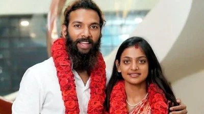 Monalisa Weds Muslim Man in Hindu Rites, Denies 'Love Jihad' Amidst Kumbh Mela Fame Monalisa Weds Muslim Man in Hindu Rites, Denies 'Love Jihad' Amidst Kumbh Mela Fame