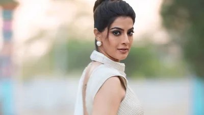 Varalaxmi Sarathkumar's 'Financially Stable Parents' Remark Sparks Debate; Lakshmi Manchu Agrees Varalaxmi Sarathkumar's 'Financially Stable Parents' Remark Sparks Debate; Lakshmi Manchu Agrees