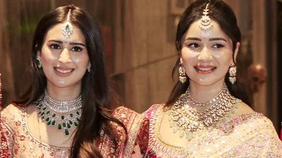 Sara Tendulkar vs Saniya Chandok: Sisters-in-Law Beauty Battle Goes Viral! Sara Tendulkar vs Saniya Chandok: Sisters-in-Law Beauty Battle Goes Viral!