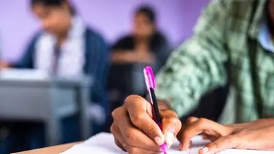 AP పదో తరగతి పరీక్షలు: విద్యార్థుల భవితవ్యం తేల్చే పరీక్షలకు సర్వం సిద్ధం! AP పదో తరగతి పరీక్షలు: విద్యార్థుల భవితవ్యం తేల్చే పరీక్షలకు సర్వం సిద్ధం!