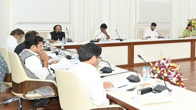 తల్లిదండ్రులను వదిలేస్తే ఇక జీతం కట్! ఉద్యోగులకు తెలంగాణ సర్కార్ షాక్! తల్లిదండ్రులను వదిలేస్తే ఇక జీతం కట్! ఉద్యోగులకు తెలంగాణ సర్కార్ షాక్!