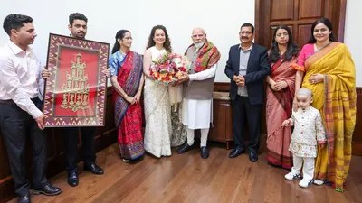 PMతో కంగనా రచ్చ: మోదీకి అదిరిపోయే గిఫ్ట్! ఆ చీర చూస్తే షాక్ అవుతారు! వైరల్ పిక్స్! PMతో కంగనా రచ్చ: మోదీకి అదిరిపోయే గిఫ్ట్! ఆ చీర చూస్తే షాక్ అవుతారు! వైరల్ పిక్స్!