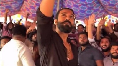 షాకింగ్: గాయంతోనే పెద్ది షూటింగ్లో రామ్ చరణ్.. ఫ్యాన్స్తో సెల్ఫీ వీడియో వైరల్! షాకింగ్: గాయంతోనే పెద్ది షూటింగ్లో రామ్ చరణ్.. ఫ్యాన్స్తో సెల్ఫీ వీడియో వైరల్!