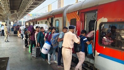 విశాఖ-చర్లపల్లి రైలు ప్రయాణికులకు పండుగే! ఇక నిత్యం రైలు.. పూర్తి వివరాలు మీ కోసం! విశాఖ-చర్లపల్లి రైలు ప్రయాణికులకు పండుగే! ఇక నిత్యం రైలు.. పూర్తి వివరాలు మీ కోసం!