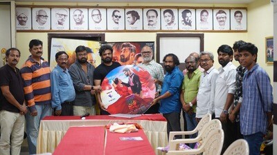 షాకింగ్: డైరెక్టర్స్ అసోసియేషన్ లో 'గూగుల్ మై ఫ్రెండ్' సాంగ్స్ రిలీజ్! రామానాయుడులా ఫిక్స్ అయ్యారంట! షాకింగ్: డైరెక్టర్స్ అసోసియేషన్ లో 'గూగుల్ మై ఫ్రెండ్' సాంగ్స్ రిలీజ్! రామానాయుడులా ఫిక్స్ అయ్యారంట!