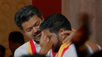 షాకింగ్: డ్రైవర్ కొడుక్కి ఎమ్మెల్యే టికెట్ ఇచ్చిన దళపతి విజయ్! మాస్ నిర్ణయంతో ఒక్కసారిగా ఉలిక్కిపడ్డ రాజకీయ వర్గాలు! షాకింగ్: డ్రైవర్ కొడుక్కి ఎమ్మెల్యే టికెట్ ఇచ్చిన దళపతి విజయ్! మాస్ నిర్ణయంతో ఒక్కసారిగా ఉలిక్కిపడ్డ రాజకీయ వర్గాలు!