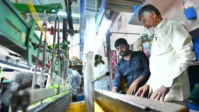 ఏపీలో చేనేత కుటుంబాలకు పండుగ: ఉచిత విద్యుత్ కానుకతో వెలుగులు! ఏపీలో చేనేత కుటుంబాలకు పండుగ: ఉచిత విద్యుత్ కానుకతో వెలుగులు!