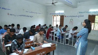 ఏపీ టెన్త్ స్పాట్ వాల్యుయేషన్: ఉపాధ్యాయుల ఆందోళనలు! నిబంధనలు గాలికి? ఏపీ టెన్త్ స్పాట్ వాల్యుయేషన్: ఉపాధ్యాయుల ఆందోళనలు! నిబంధనలు గాలికి?
