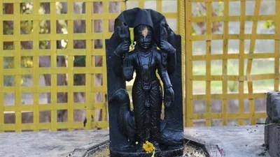 శనివారం: రావి చెట్టు పరిహారాలతో శని దోష నివారణ, శుభఫలితాలు! శనివారం: రావి చెట్టు పరిహారాలతో శని దోష నివారణ, శుభఫలితాలు!
